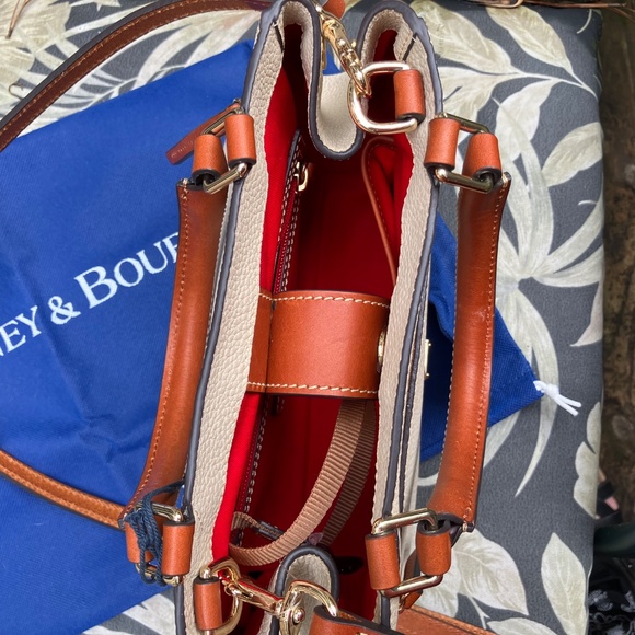 Small lucca leather zip crossbody. Size: H7.5" x W3" x L 9.5" - Picture 5 of 6